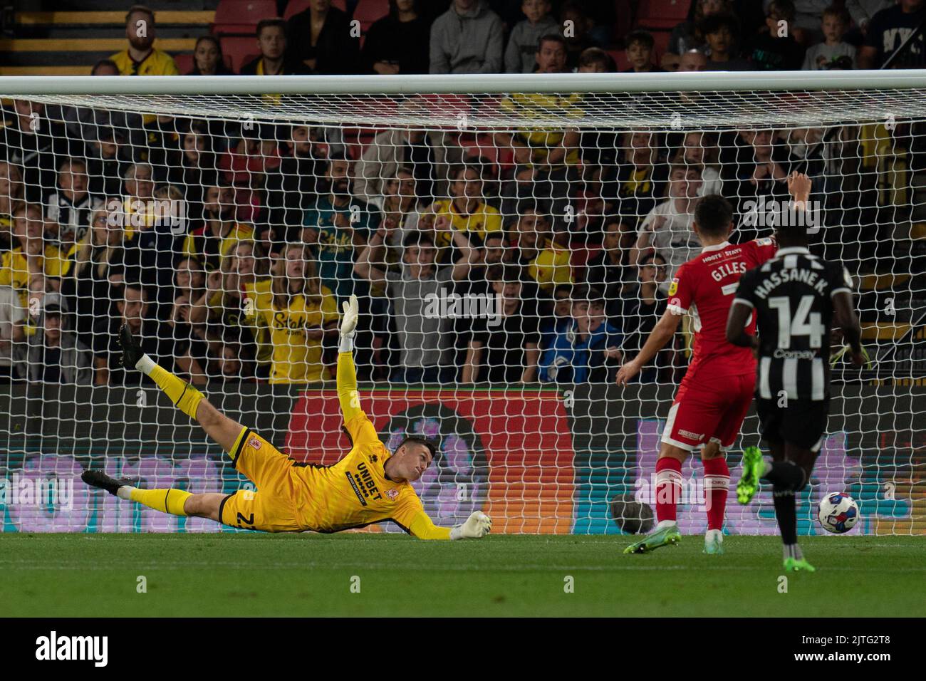 Watford, Großbritannien. 30. August 2022. Liam Roberts #23 von Middlesbrough kann die Aufnahme von Ismaïla Sarr #23 von Watford in Watford, Großbritannien am 8/30/2022 nicht sehen. (Foto von Richard Washbrooke/News Images/Sipa USA) Quelle: SIPA USA/Alamy Live News Stockfoto