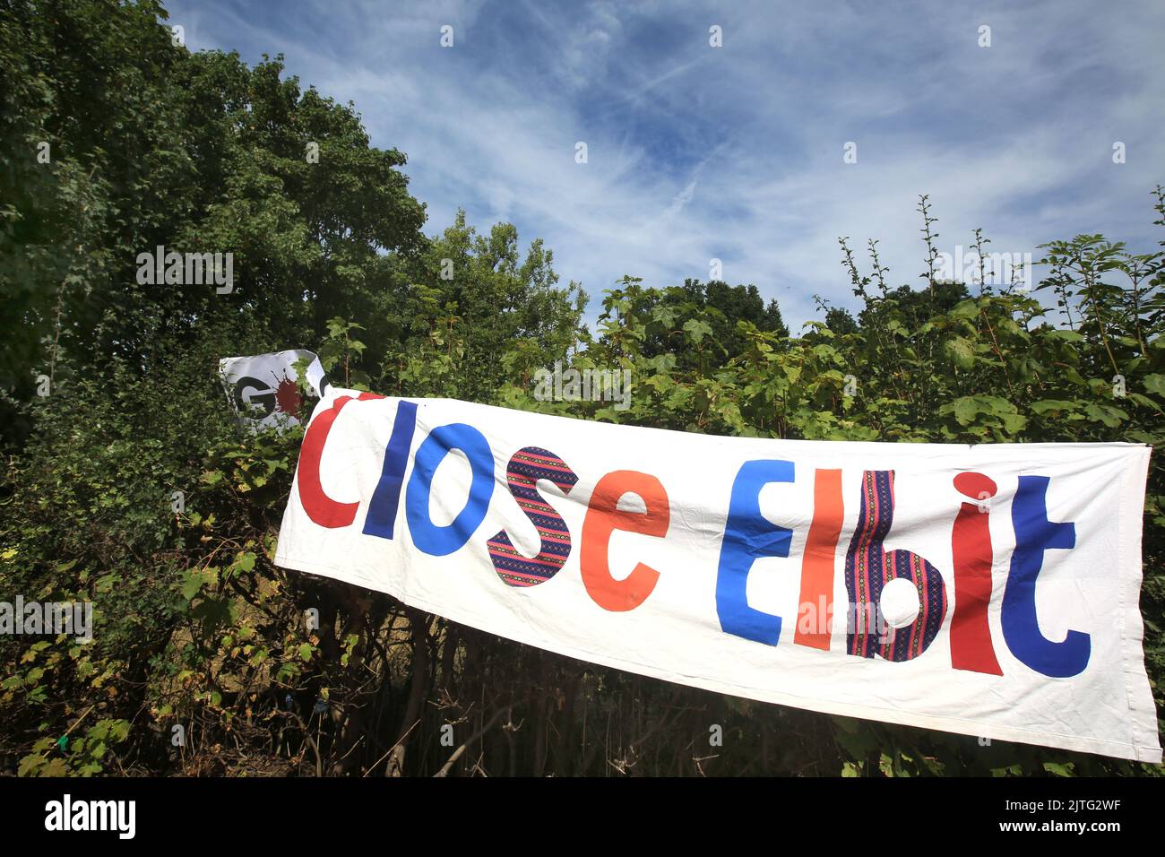 Shepstone, Großbritannien. 30. August 2022. Ein „Close Elbit“-Banner hängt an einem Zaun, während sich Anhänger der Palestine Action mit anderen Protestgruppen zusammentrocken, um vor UAV-Motoren, Shepstone und Mitarbeitern zu demonstrieren. Das Unternehmen, eine Tochtergesellschaft von Elbit Systems, produziert Drohnen für den Einsatz durch die israelischen Streitkräfte in Gaza und anderswo. Die Demonstranten schlugen drei Zelte direkt vor den Toren auf, um an den Widerstand gegen ihren Waffenhandel zu erinnern. Sie fordern die Schließung der Fabrik. Kredit: SOPA Images Limited/Alamy Live Nachrichten Stockfoto