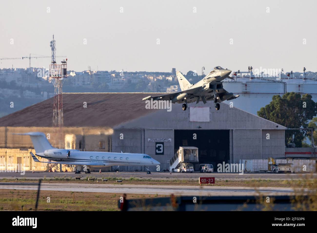 2 Katar-Luftwaffe Eurofighter EF-2000 Typhoon auf ihrem Lieferflug nach Katar durch Malta. Stockfoto