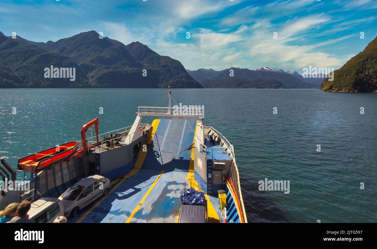 Boot, das Fahrzeuge durch die chilenischen Fjorde transportiert Stockfoto