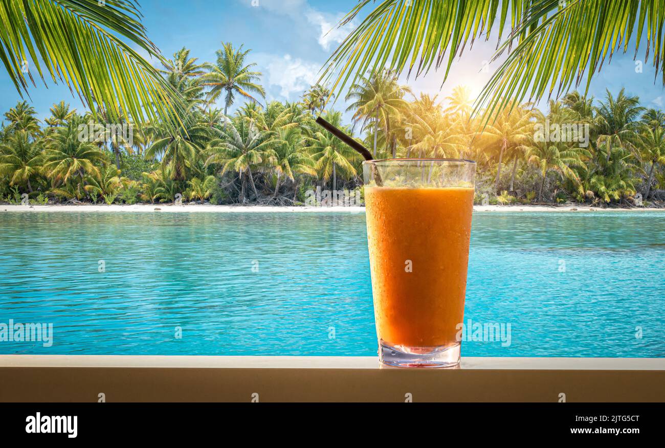 Orange fruchtiger Cocktail auf dem Strandtisch der tropischen Insel. Stockfoto
