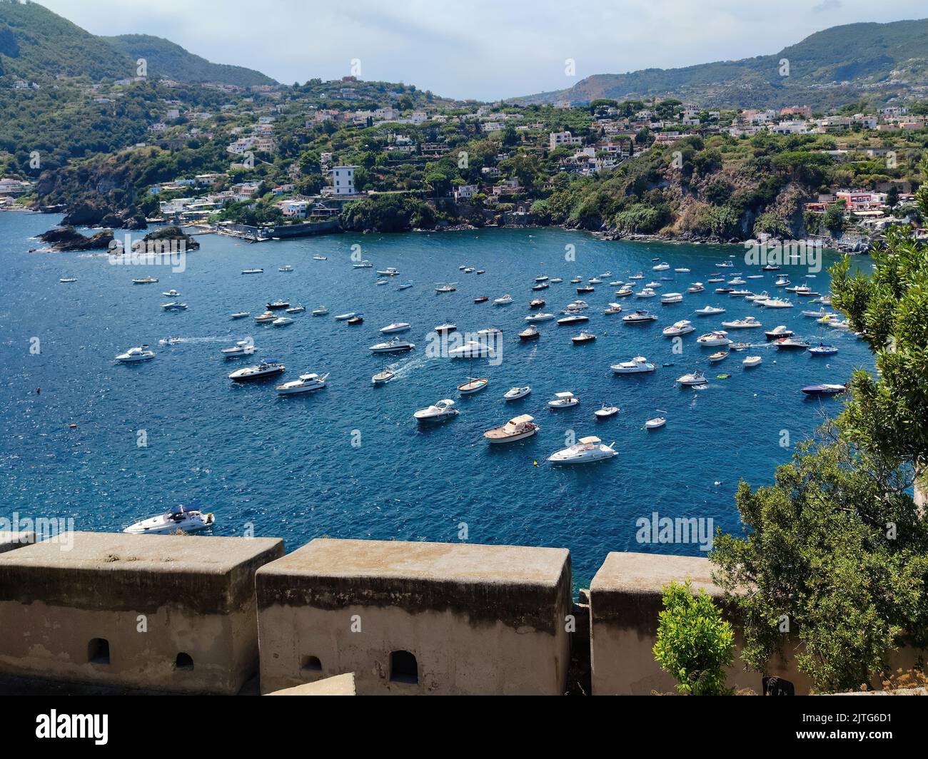 Der herrliche Panoramablick auf die Stadt Ischia Ponte (Insel Ischia, Neapel, Italien) von der Spitze des berühmten aragonesischen Schlosses (18) Stockfoto