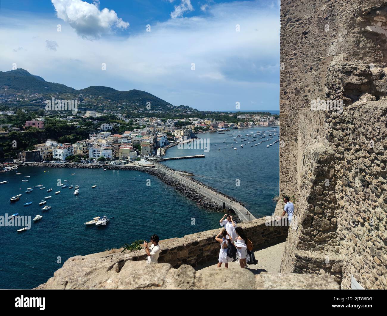 Der herrliche Panoramablick auf die Stadt Ischia Ponte (Insel Ischia, Neapel, Italien) von der Spitze des berühmten aragonesischen Schlosses (18) Stockfoto