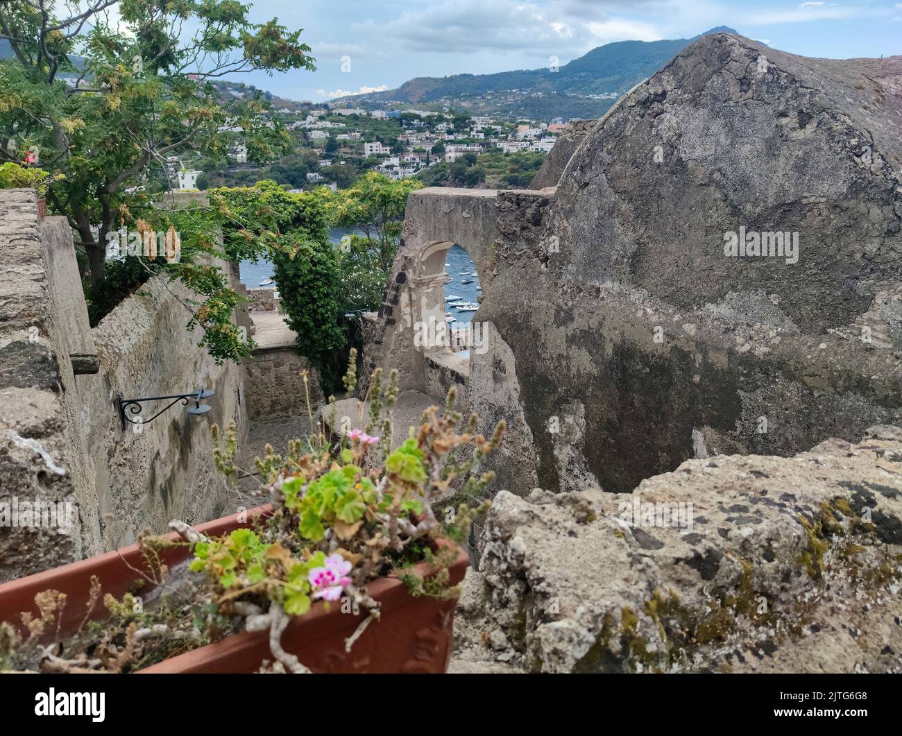 Der herrliche Panoramablick auf die Stadt Ischia Ponte (Insel Ischia, Neapel, Italien) von der Spitze des berühmten aragonesischen Schlosses (18) Stockfoto