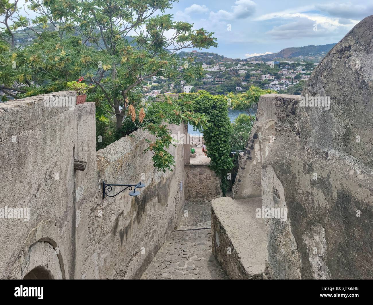 Der herrliche Panoramablick auf die Stadt Ischia Ponte (Insel Ischia, Neapel, Italien) von der Spitze des berühmten aragonesischen Schlosses (2) Stockfoto