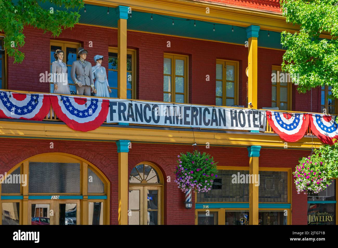 California, Yreka, Altstadt, Franco American Hotel, gestartet 1855, Schaufensterpuppen auf dem Balkon Stockfoto