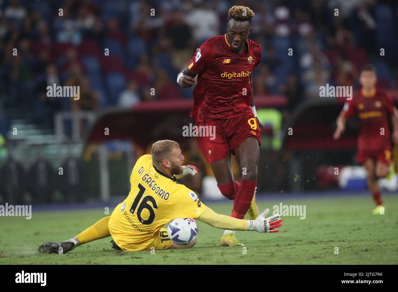 Rom, Italien. 30. August 2022. ROM, Italien - 30.08.2022: Michele Di Gregorio (Monza), Tammy Abraham (AS ROMA) im Einsatz während der italienischen Tim Serie Ein Fußballspiel zwischen AS Roma und Monza Calcio im Olympiastadion in Rom. Kredit: Unabhängige Fotoagentur/Alamy Live Nachrichten Stockfoto