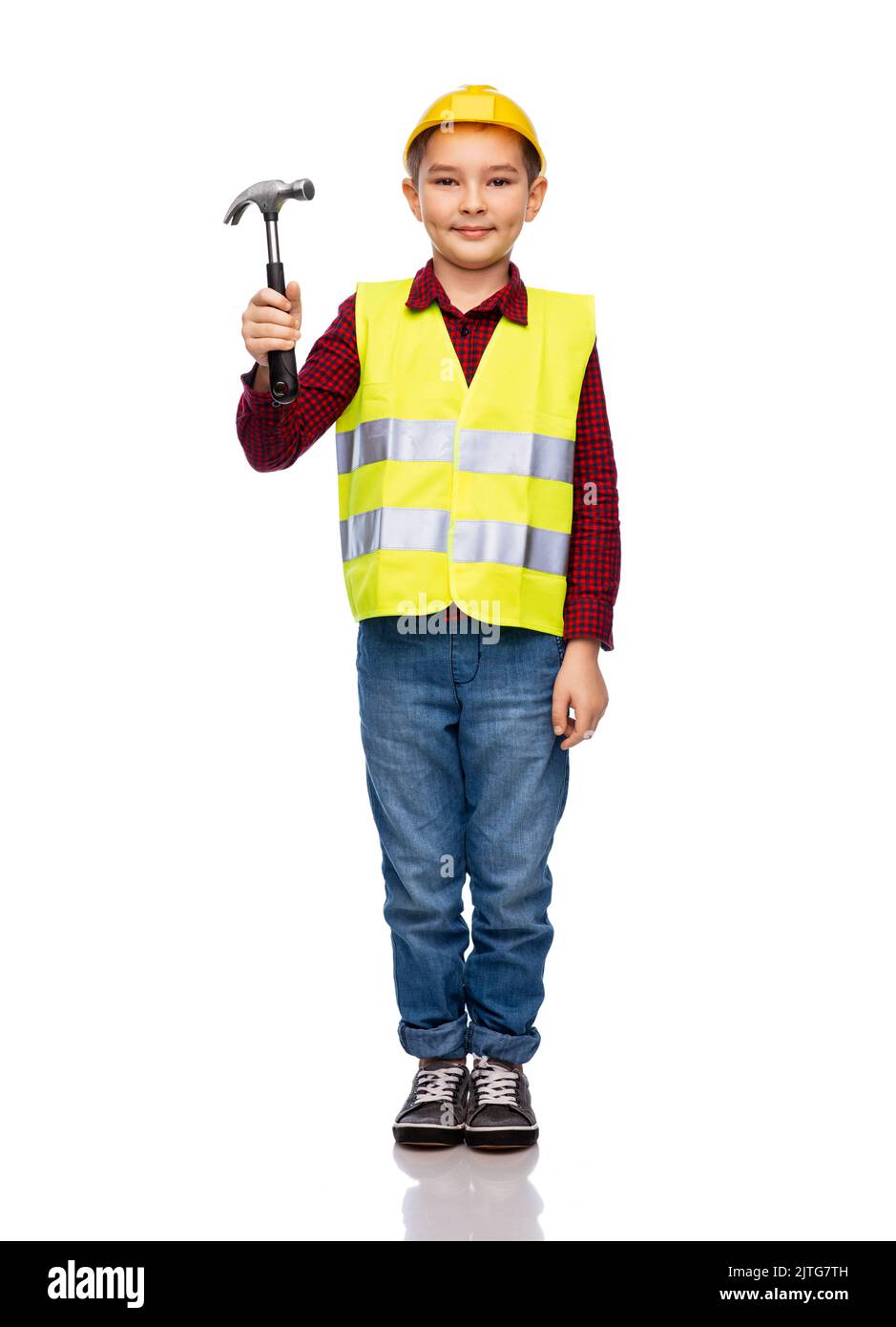 Boy in Schutzhelm und Weste mit Hammer Stockfoto