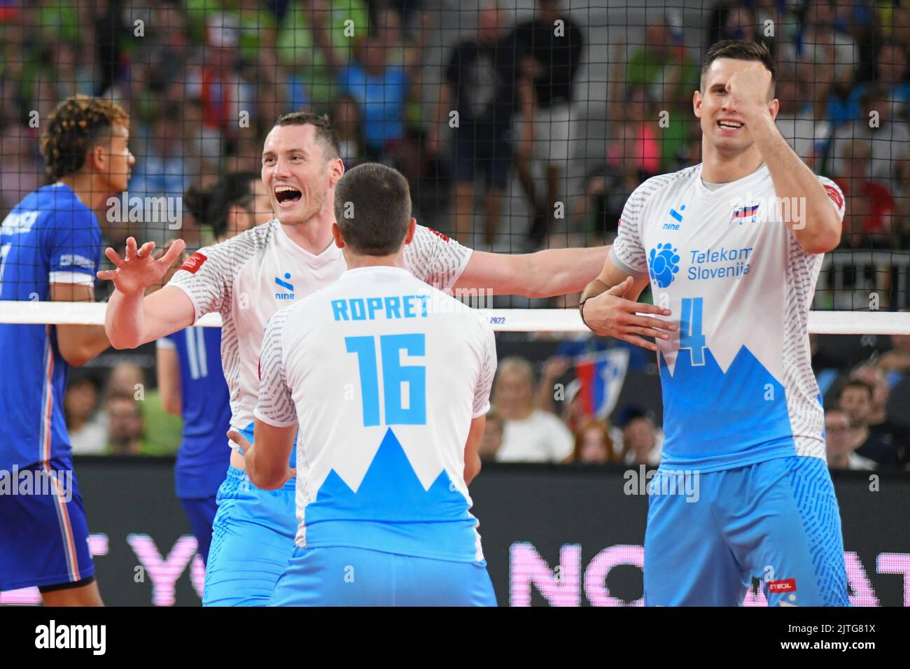 Slowenische Volleyballnationalmannschaft feiert in der Stozice Arena: Jan Kozamernik, Gregor Ropret, Toncek Stern. Volleyball-Weltmeisterschaft 2022. Stockfoto