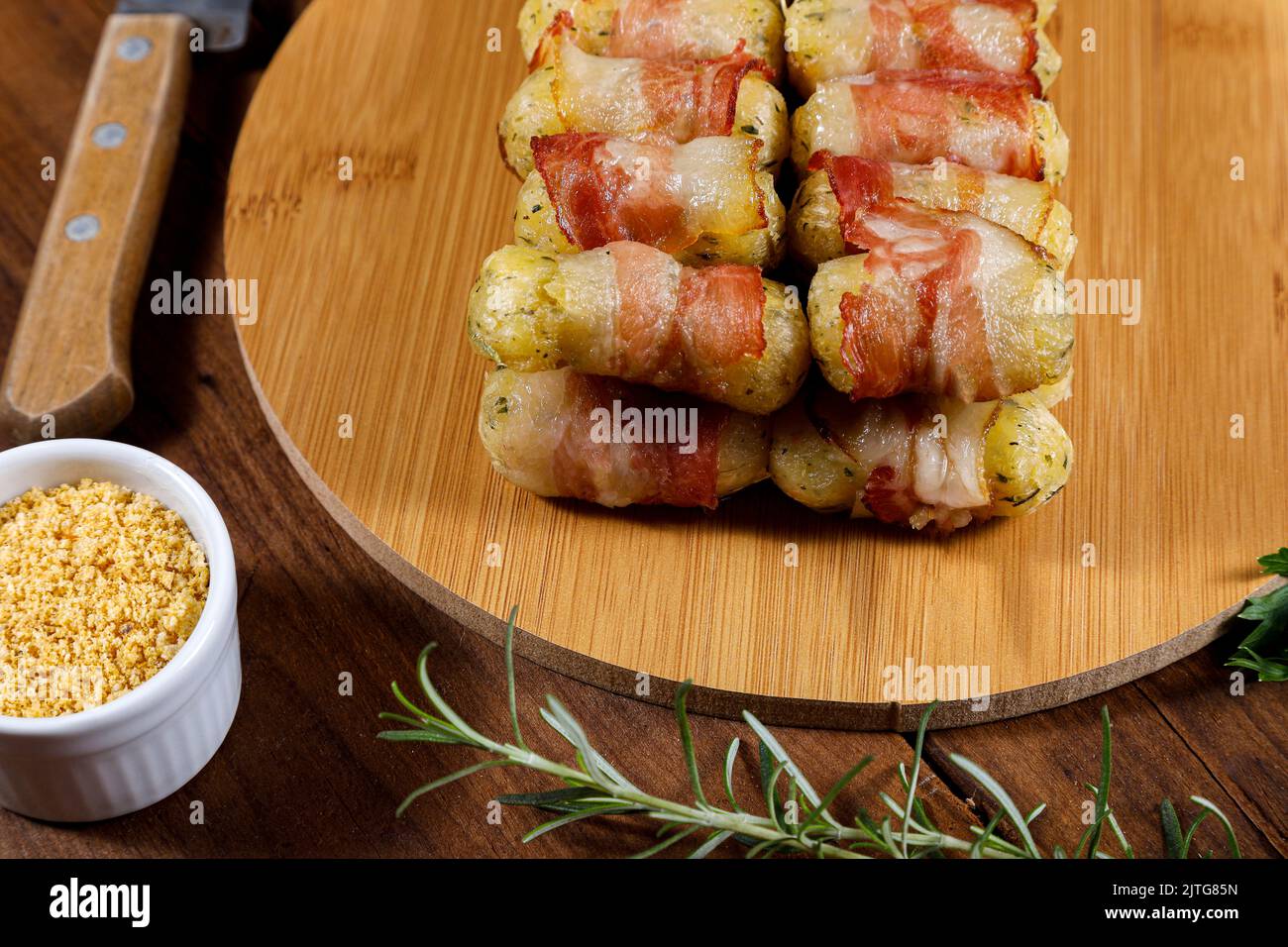 Cassava-Spieße in Speck eingewickelt, Cassava-Medaillon. Stockfoto