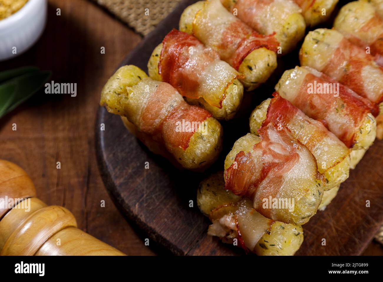 Cassava-Spieße in Speck eingewickelt, Cassava-Medaillon Stockfotografie ...