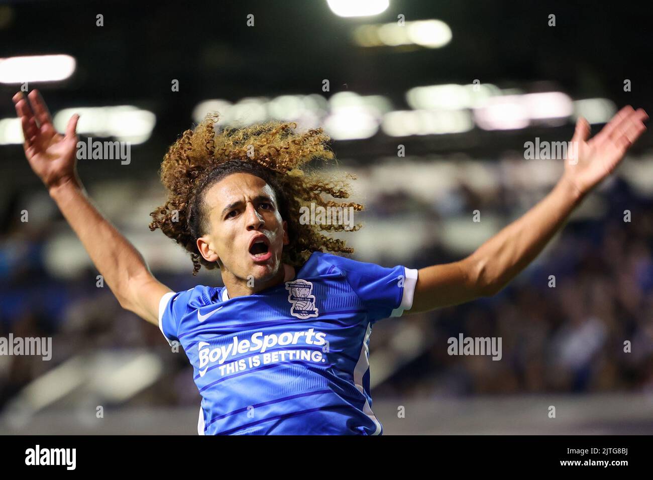 Der Neuzugang Hannibal Mejbri #6 von Birmingham City interagiert bei seinem Debüt mit dem Publikum Stockfoto