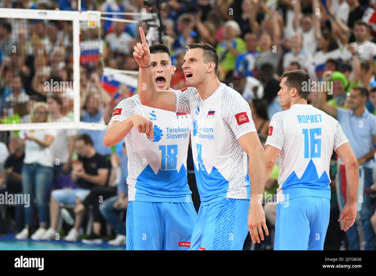Klemen Cebulj, Jan Kozamernik (slowenische Volleyballnationalmannschaft) feiern in der Stozice Arena: Volleyball-Weltmeisterschaft 2022. Stockfoto
