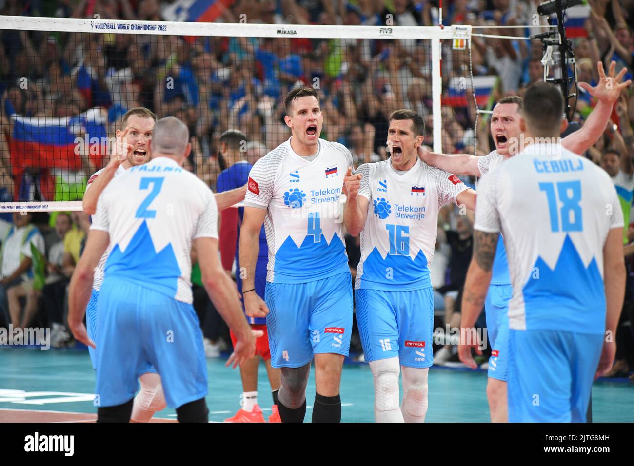 Slowenische Volleyballnationalmannschaft feiert in der Stozice Arena: Klemen Cebulj, Jan Kozamernik, Tine Urnaut, Gregor Ropret. Volleyball-Weltmeisterschaft 2022. Stockfoto