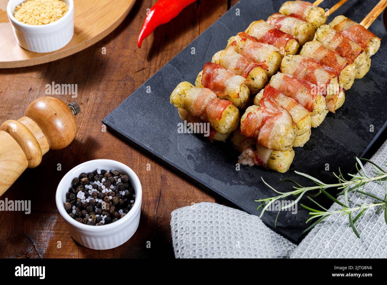 Cassava-Spieße in Speck eingewickelt, Cassava-Medaillon. Stockfoto