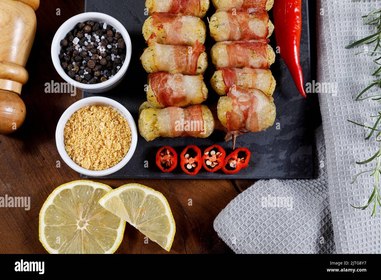 Cassava-Spieße in Speck eingewickelt, Cassava-Medaillon. Stockfoto