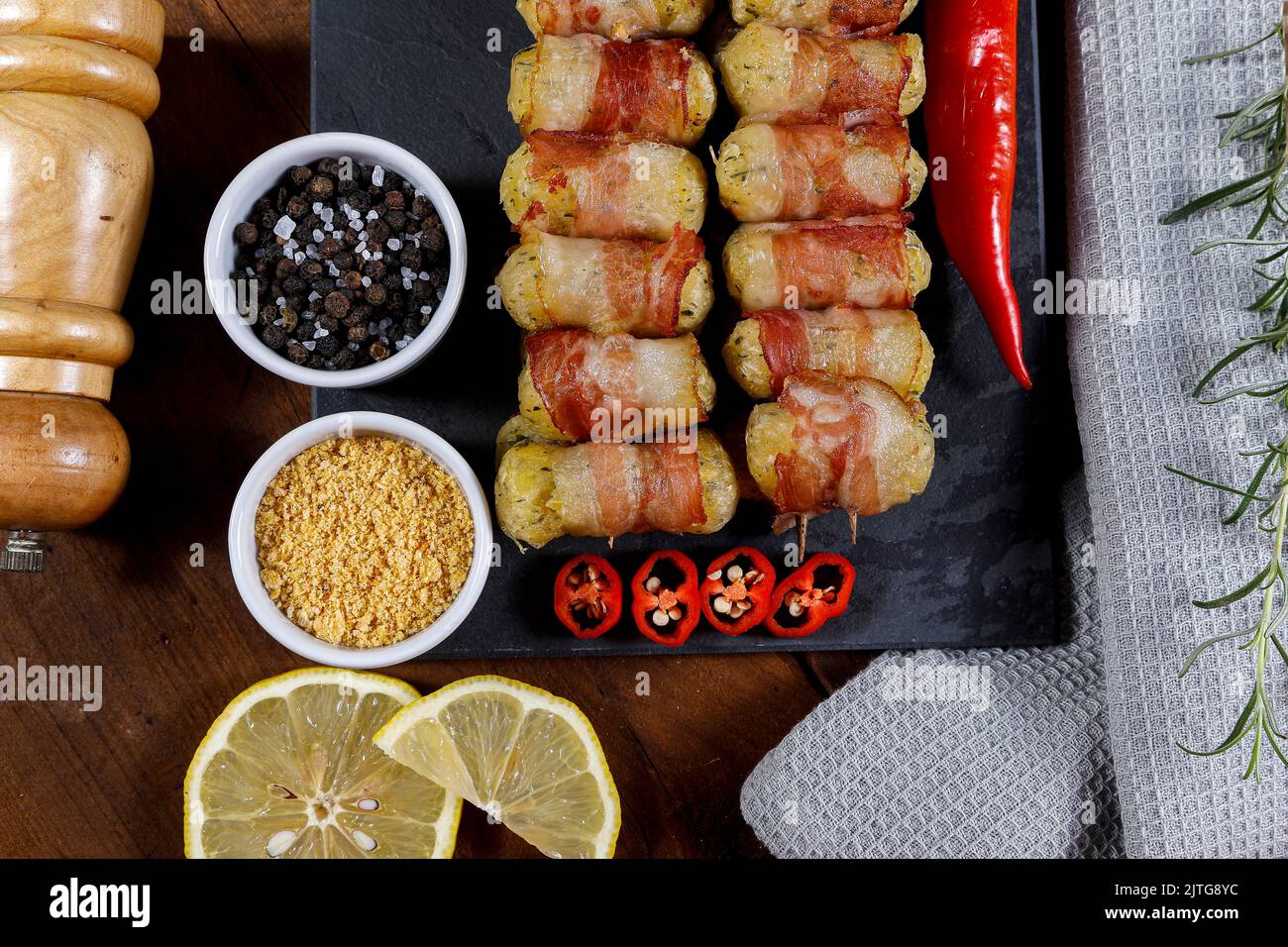 Cassava-Spieße in Speck eingewickelt, Cassava-Medaillon. Stockfoto