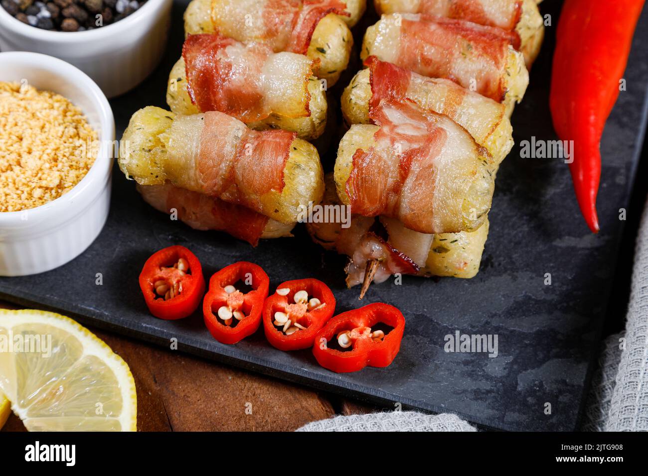 Cassava-Spieße in Speck eingewickelt, Cassava-Medaillon. Stockfoto