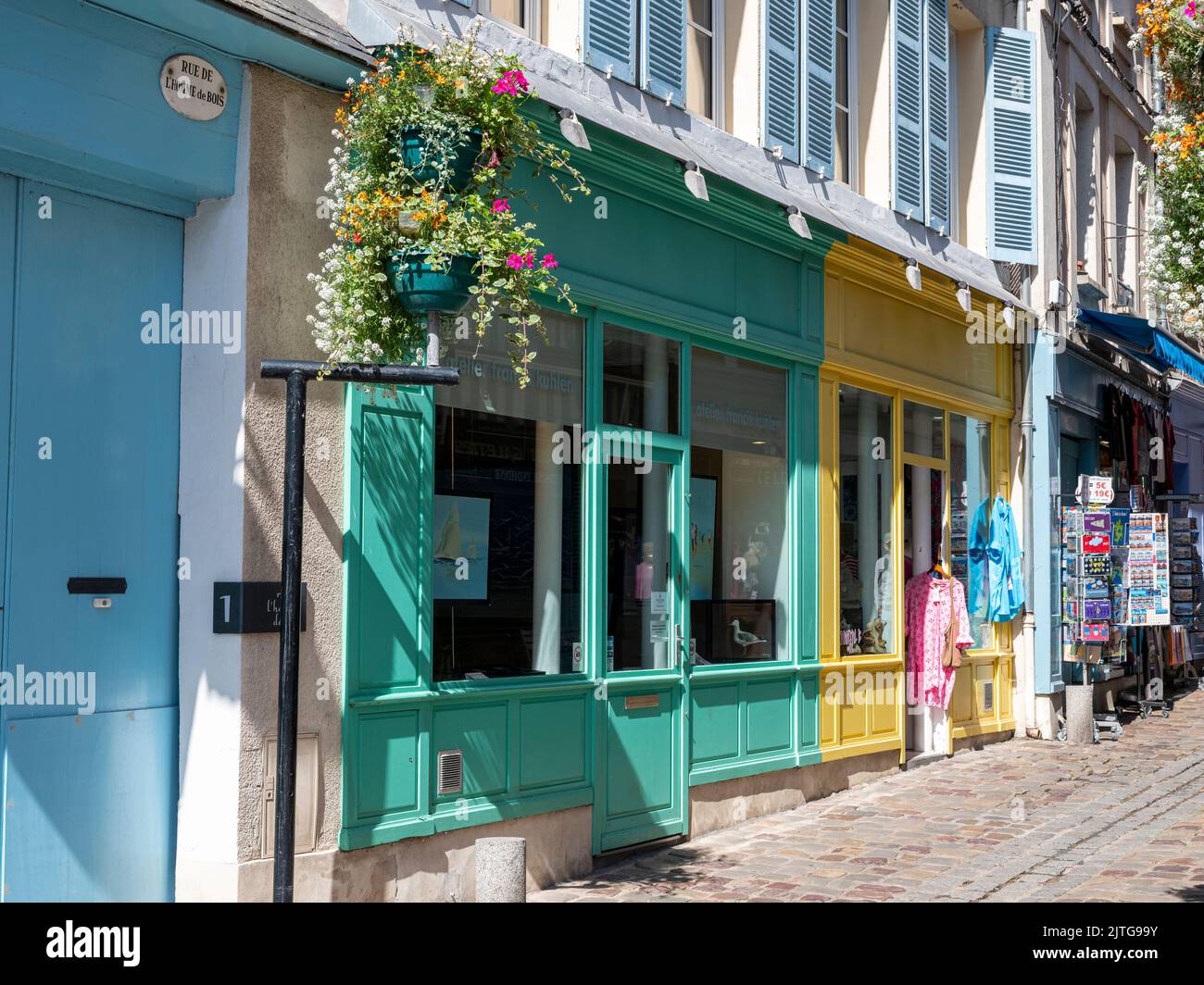 Geschäftsgebäude in Honfleur, Departement Calvados, Nordwestfrankreich. Stockfoto