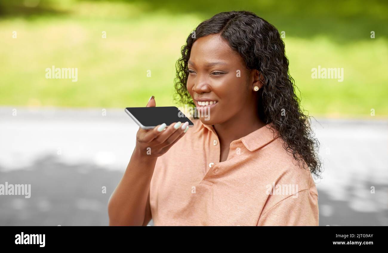 afrikanische Frau, die Stimme auf dem Smartphone aufzeichnet Stockfoto
