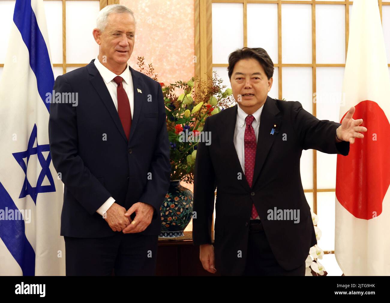 Tokio, Japan. 30. August 2022. Der stellvertretende israelische Premierminister und Verteidigungsminister Benjamin Gantz (L) wird am Dienstag, dem 30. August 2022, vom japanischen Außenminister Yoshimasa Hayashi (R) zu ihren Gesprächen im Büro von Hayashi in Tokio begrüßt. Gantz ist jetzt hier, da dieses Jahr den 70.. Jahrestag der diplomatischen Beziehungen zwischen Japan und Israel markiert hat. Quelle: Yoshio Tsunoda/AFLO/Alamy Live News Stockfoto