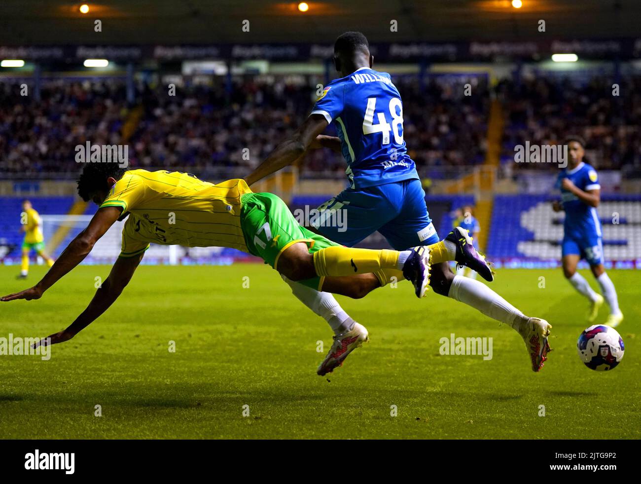 Gabriel Sara von Norwich City (links) und Josh Williams von Birmingham City kämpfen beim Sky Bet Championship-Spiel in St. Andrew's, Birmingham, um den Ball. Bilddatum: Dienstag, 30. August 2022. Stockfoto