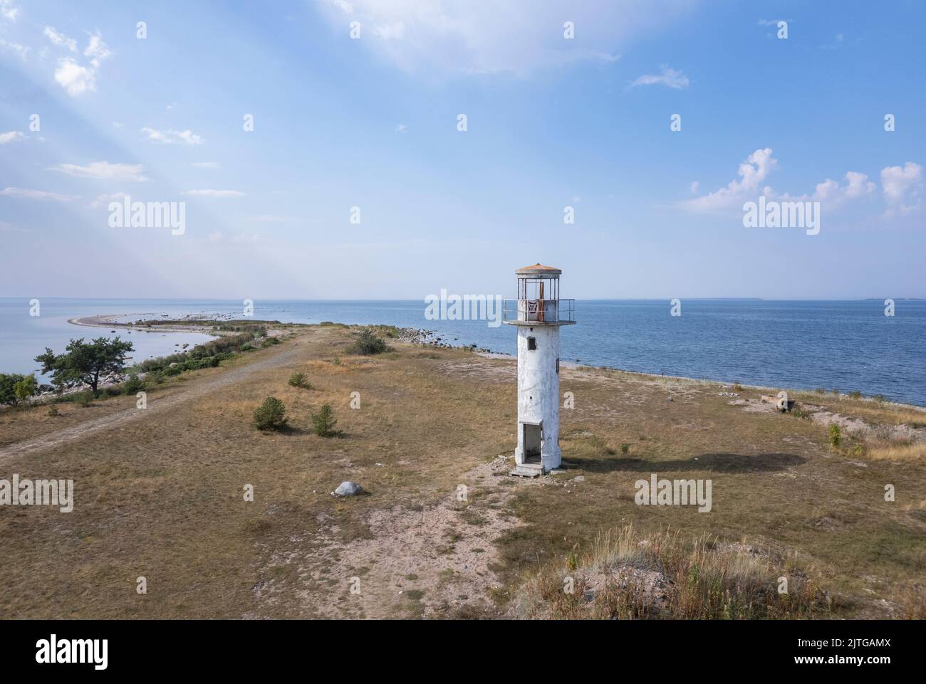 Küste und ein alter Leuchtturm im Norden Estlands Stockfoto