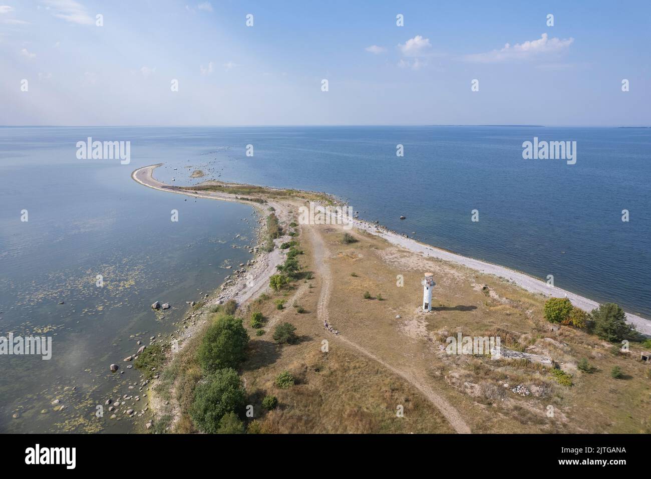 Küste und ein alter Leuchtturm im Norden Estlands Stockfoto