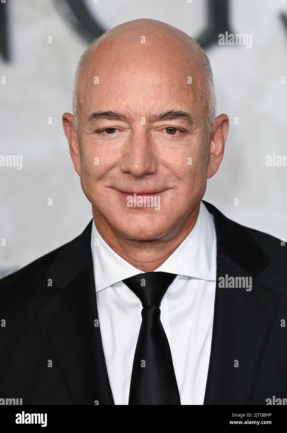 30.. August 2022. London, Großbritannien. Jeff Bezos bei der Weltpremiere von „der Herr der Ringe: Die Ringe der Macht“, Odeon Cinema, Leicester Square, London. Quelle: Doug Peters/EMPICS/Alamy Live News Stockfoto