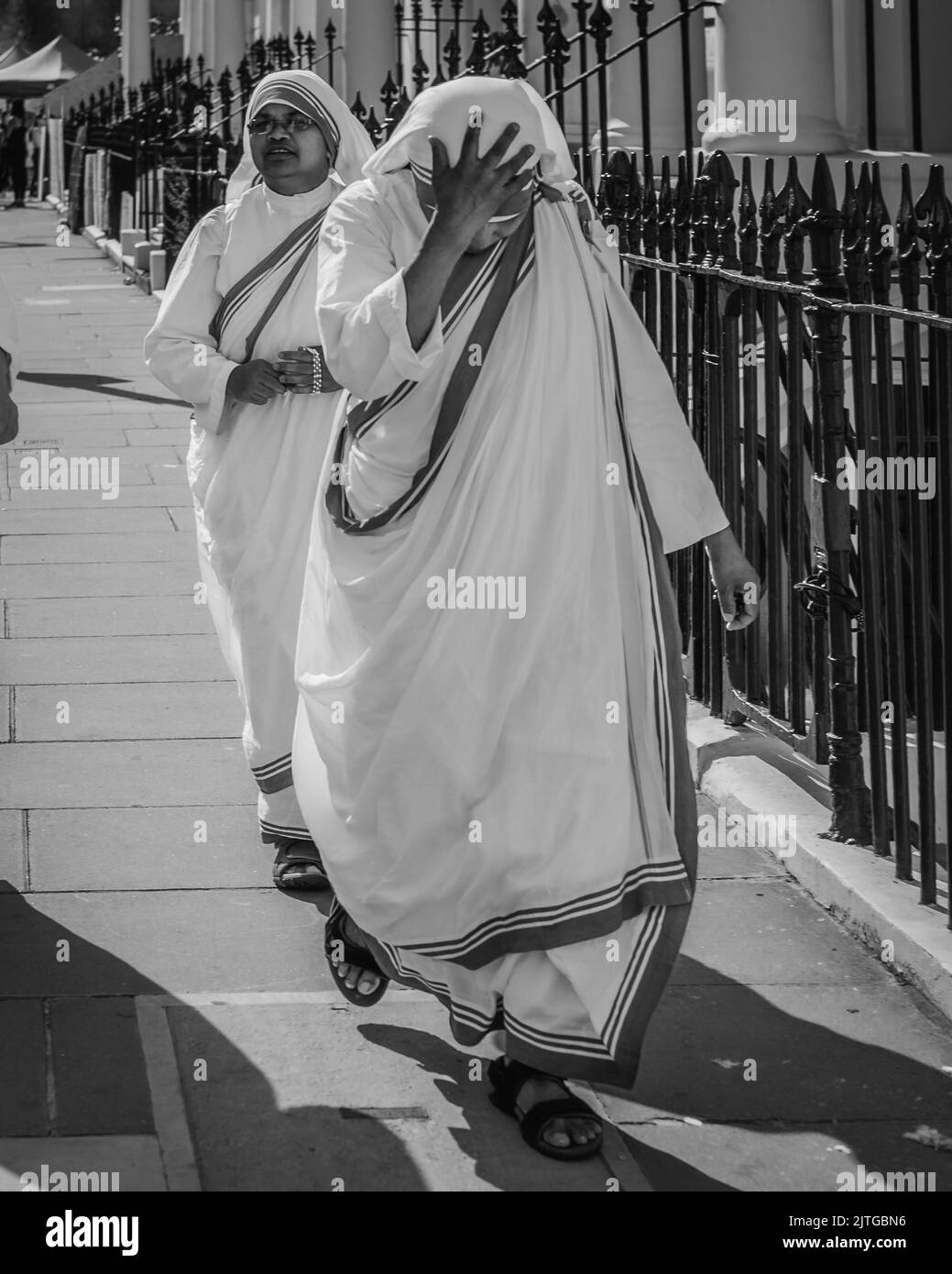 Schwarz-Weiß-Bild der Missionare der Nächstenliebe auf dem Weg durch den Notting Hill Karneval in London. Stockfoto
