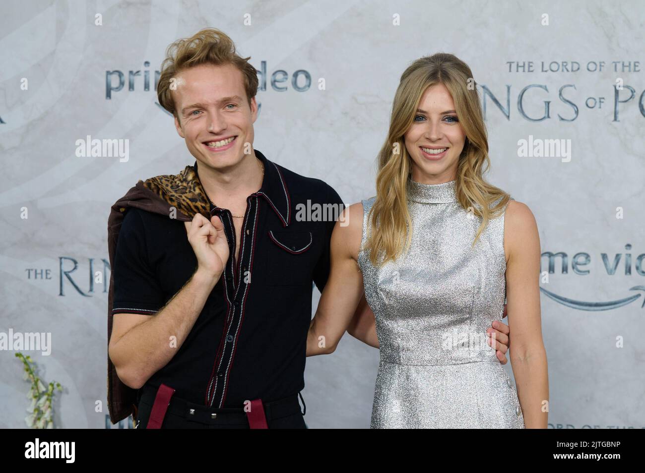 London, Vereinigtes Königreich . 30 August, 2022 . Will Fletcher und Hermine Corfield bei der Weltpremiere von „der Herr der Ringe: Der Ring der Macht“ in den Leicester Square Gardens. Quelle: Alan D West/Alamy Live News Stockfoto