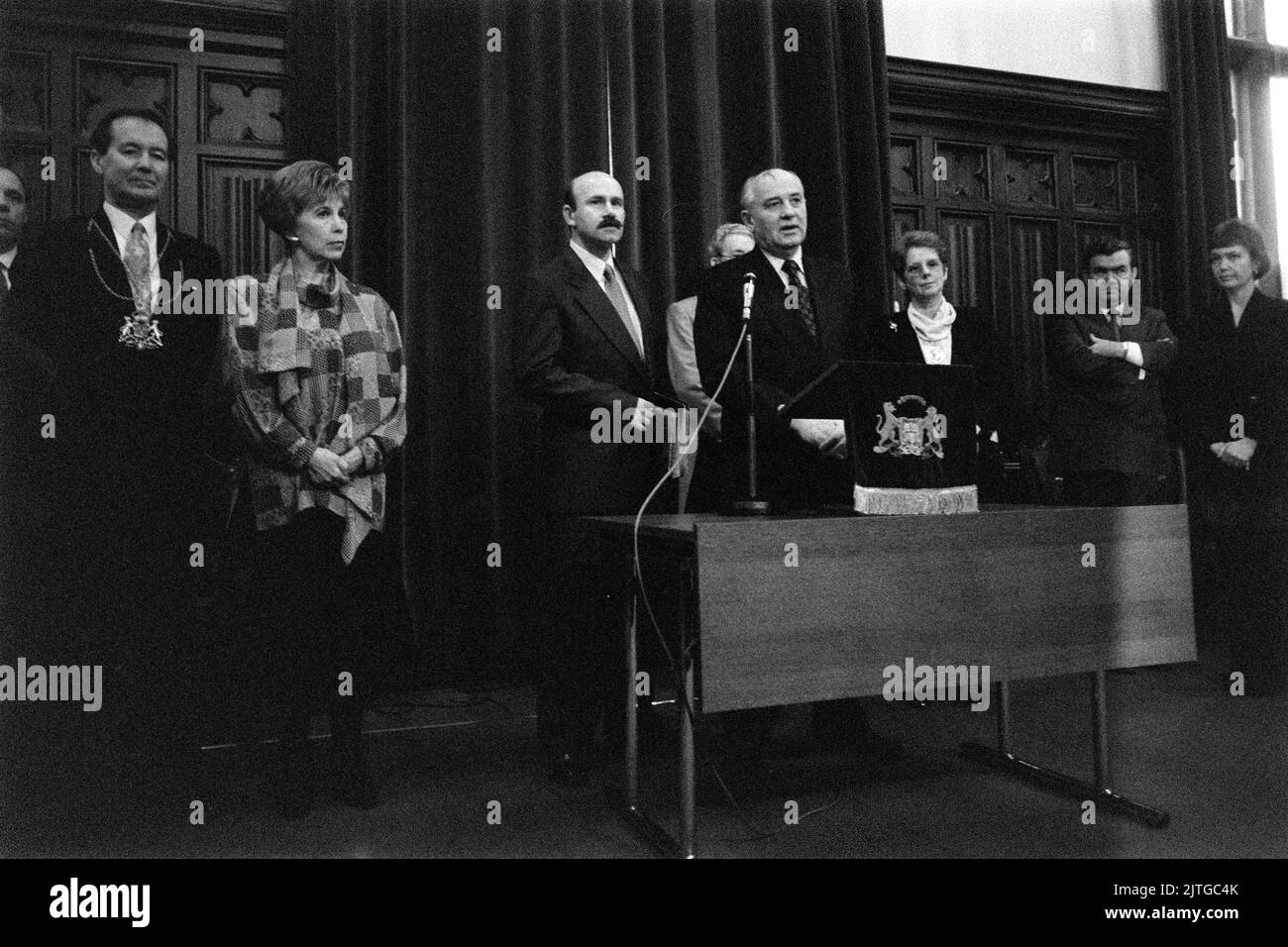 Der ehemalige sowjetische Premier Michail Gorbatschow und seine Frau Raisa erhalten die Schlüssel zur Stadt Aberdeen, Schottland, Dezember 1993. Stockfoto