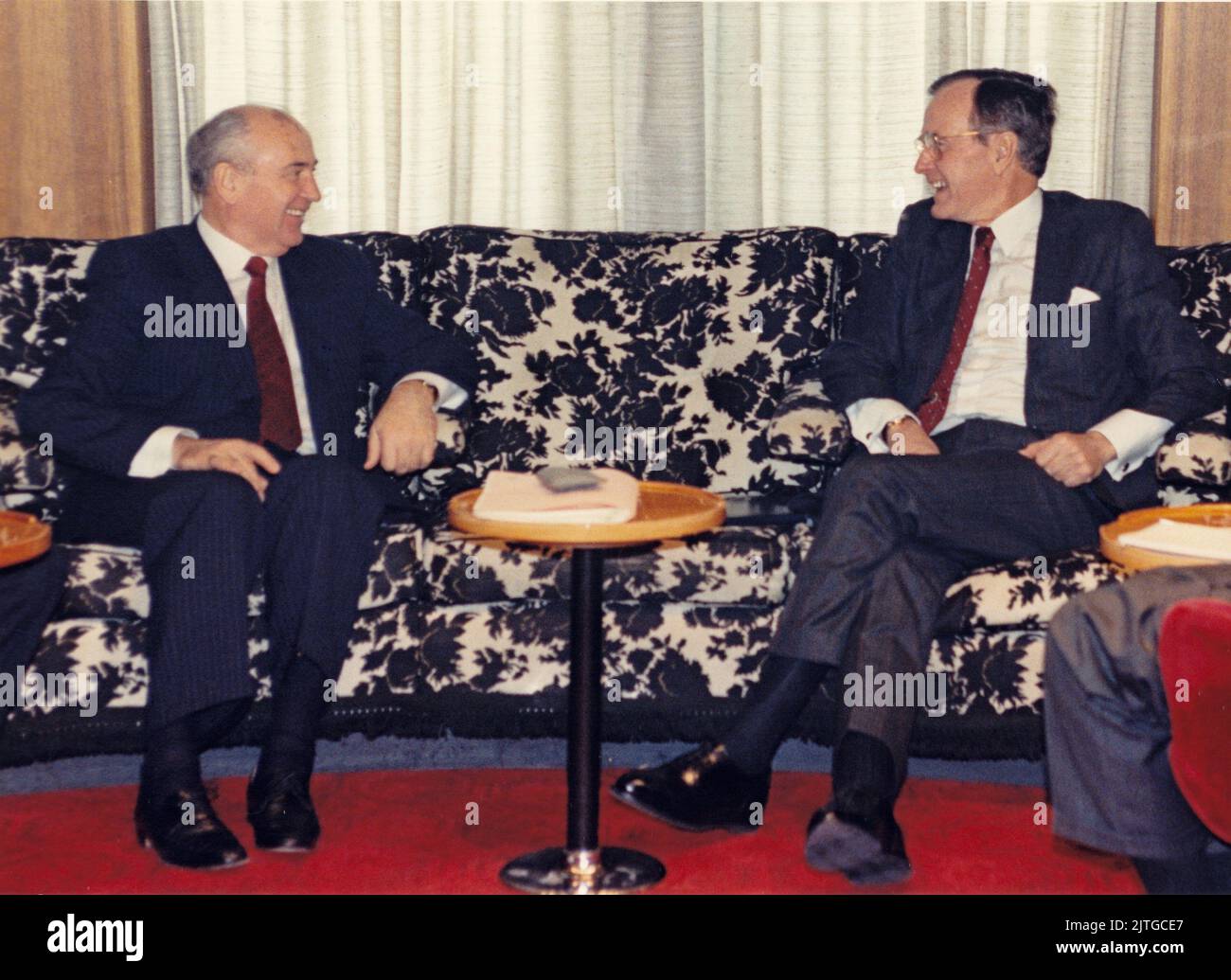 US-Präsident George H.W. Bush, rechts, und der Generalsekretär der Kommunistischen Partei der Sowjetunion (KPdSU), Michail Gorbatschow, links, treffen sich an Bord der Maksim Gorkiy auf Malta während eines internationalen Gipfels am 2. Dezember 1989. SIPA USA/Alamy Live News Stockfoto