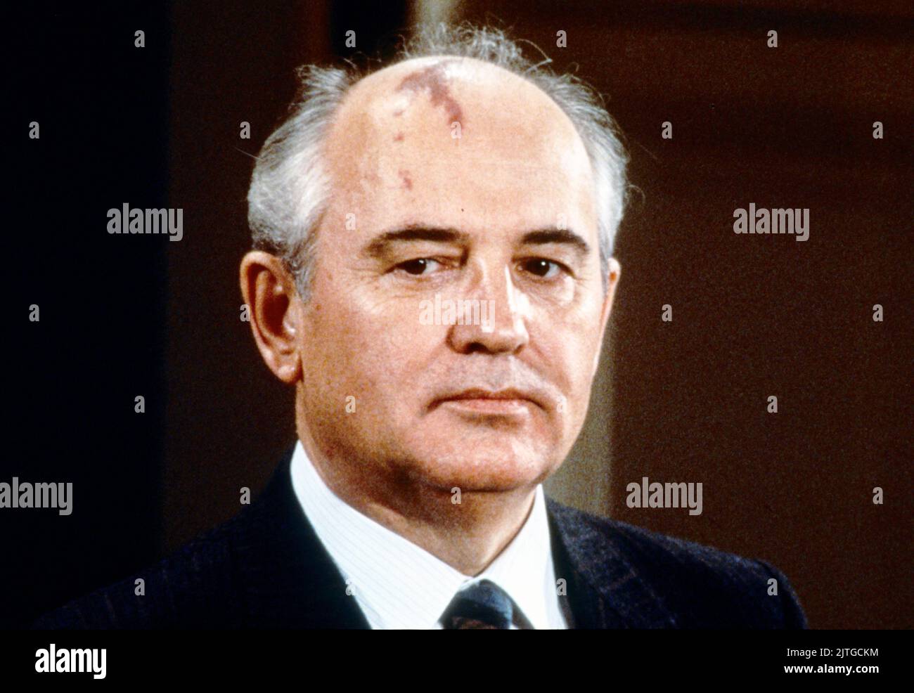 Präsident Michail Gorbatschow von der Sowjetunion im Ostsaal des Weißen Hauses in Washington, DC für die Unterzeichnung des Abkommens der Intermediate Range Nuclear Forces (INF) mit dem US-Präsidenten Ronald Reagan am 8. Dezember 1987. Das Abkommen eliminierte nukleare Misslitten zwischen den USA und der Sowjetunion und führte zur Eliminierung weiterer Atomwaffen.Quelle: Jim Colburn/Pool via CNP *** Bitte verwenden Sie Credit from Credit Field *** Credit: SIPA USA/Alamy Live News Stockfoto