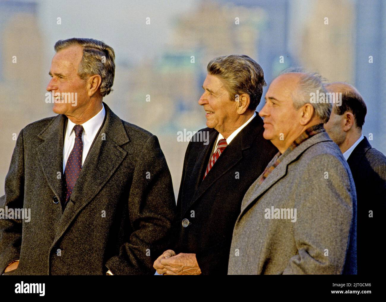 Der designierte Präsident der Vereinigten Staaten, George H.W. Bush, links, und US-Präsident Ronald Reagan, Mitte und USSR-Generalsekretär Mikhail Gorbatschow, rechts, sehen die Skyline von New York City nach einem Treffen auf der Governor's Island, New York, am 7. Dezember 1988.Quelle: Arnie Sachs/CNP. *** Bitte verwenden Sie Credit from Credit Field *** Credit: SIPA USA/Alamy Live News Stockfoto