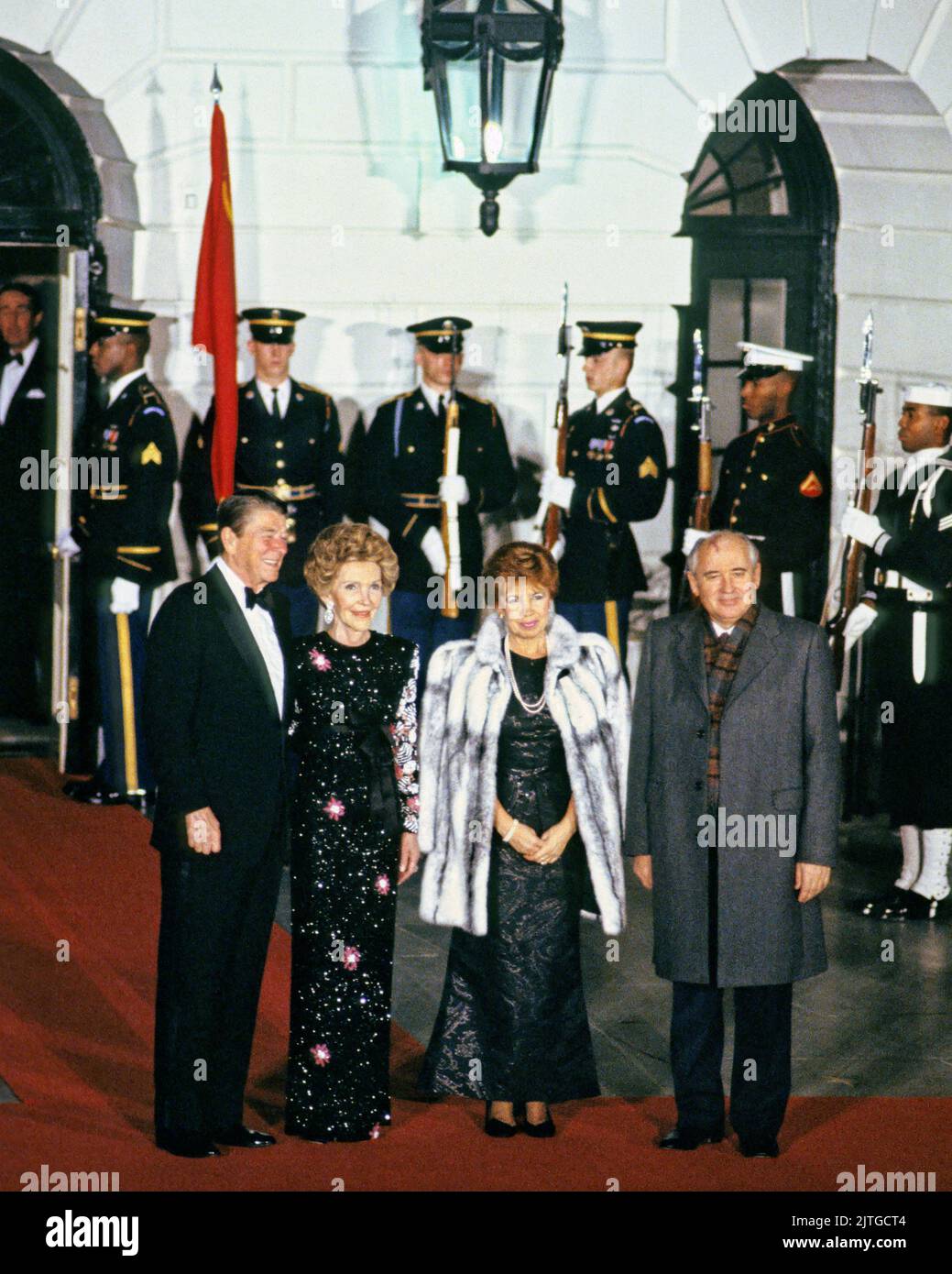US-Präsident Ronald Reagan, links, und First Lady Nancy Reagan, zweite Linke, begrüßen den Generalsekretär des Zentralkomitees der Kommunistischen Partei der Sowjetunion, Michail Sergejewitsch Gorbatschow, rechts, und seine Frau Raisa Gorbatscheva, rechts Mitte, Zu einem Staatsessen zu ihren Ehren am 8. Dezember 1987 am Diplomatischen Eingang auf der Südseite des Weißen Hauses in Washington, DC.Quelle: Arnie Sachs/CNP *** Bitte verwenden Sie Credit from Credit Field *** Credit: SIPA USA/Alamy Live News Stockfoto