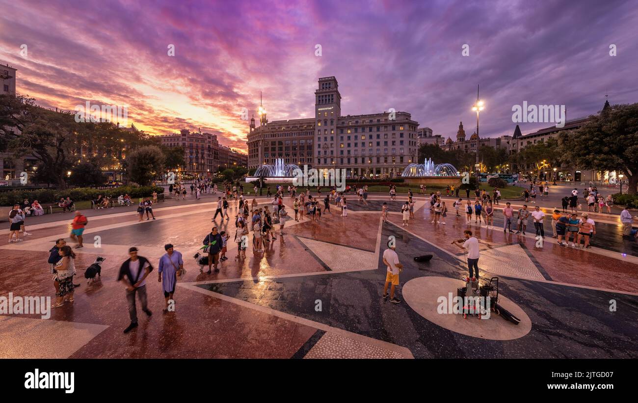 Plaça de Catalunya in Barcelona, Spanien bei Sonnenuntergang nach dem Regen Stockfoto