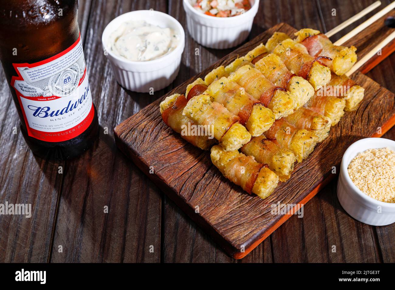 Cassava-Spieße, eingewickelt in Speck, Cassava-Medaillon ...
