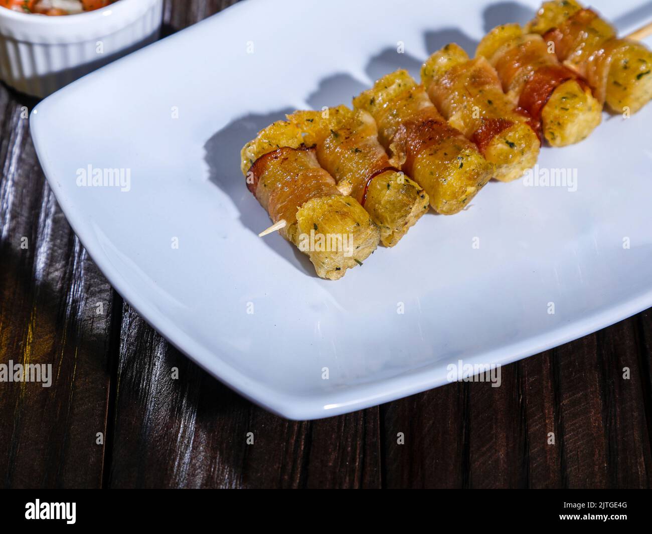 Cassava-Spieße, eingewickelt in Speck, Cassava-Medaillon Stockfoto