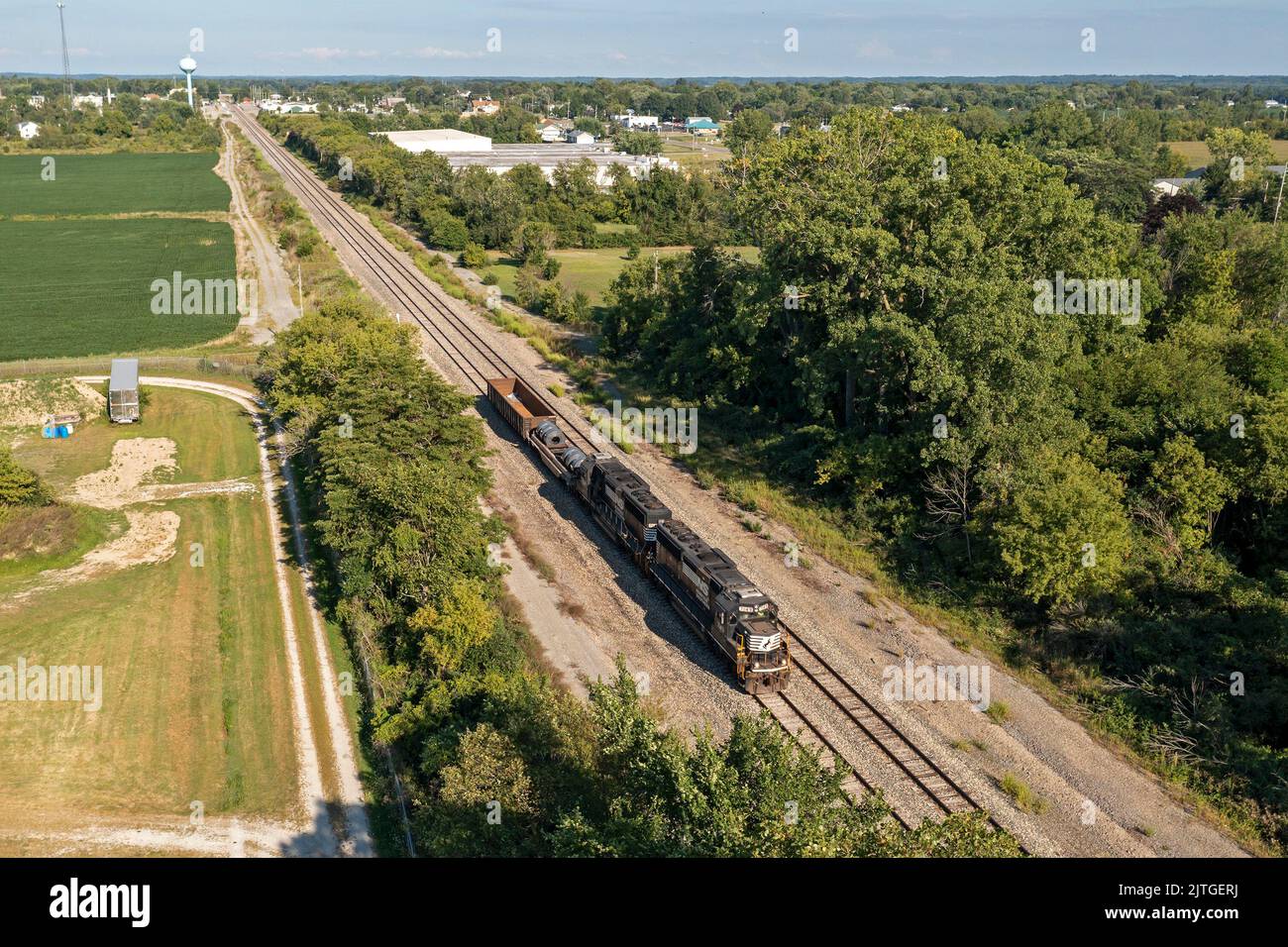 Three Oaks, Michigan - die Lokomotiven der Norfolk Southern Railway ziehen einen kurzen Zug im Südwesten von Michigan. Stockfoto