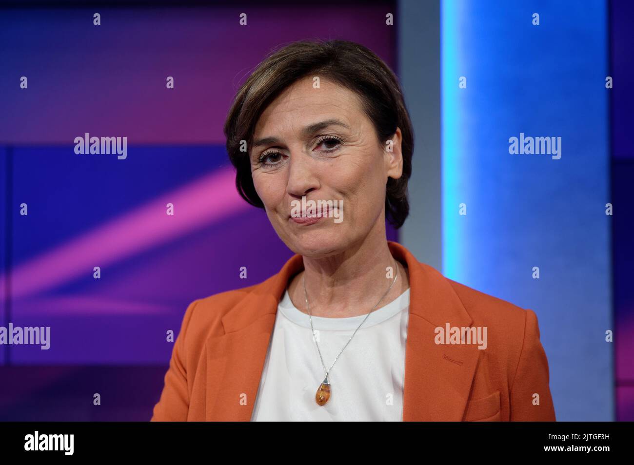 Köln, Deutschland. 30. August 2022. Die Moderatorin Sandra Maischberger steht im Studio der ARD-Talkshow 'Maischberger'. Quelle: Henning Kaiser/dpa/Alamy Live News Stockfoto