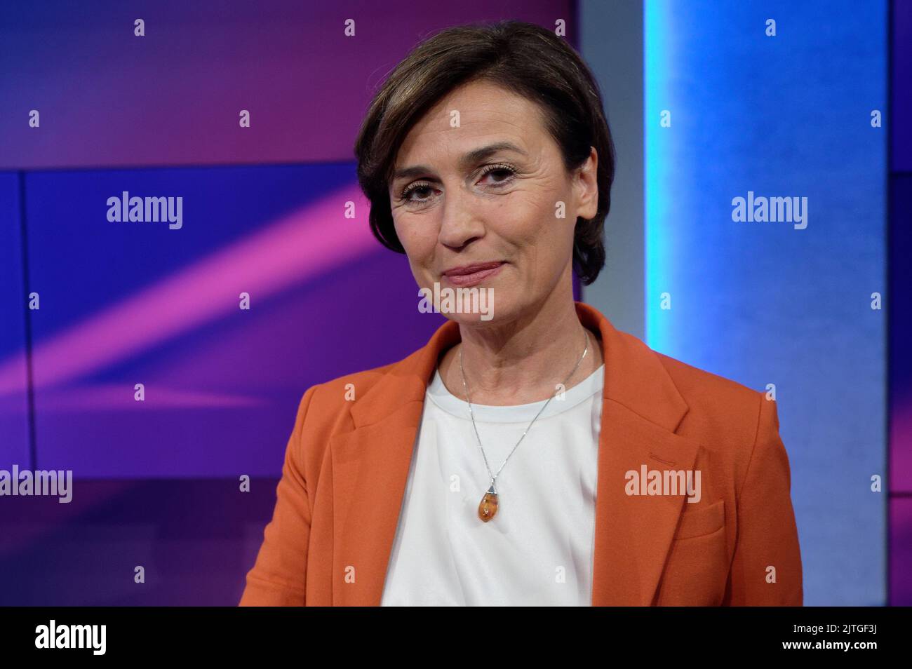 Köln, Deutschland. 30. August 2022. Die Moderatorin Sandra Maischberger steht im Studio der ARD-Talkshow 'Maischberger'. Quelle: Henning Kaiser/dpa/Alamy Live News Stockfoto