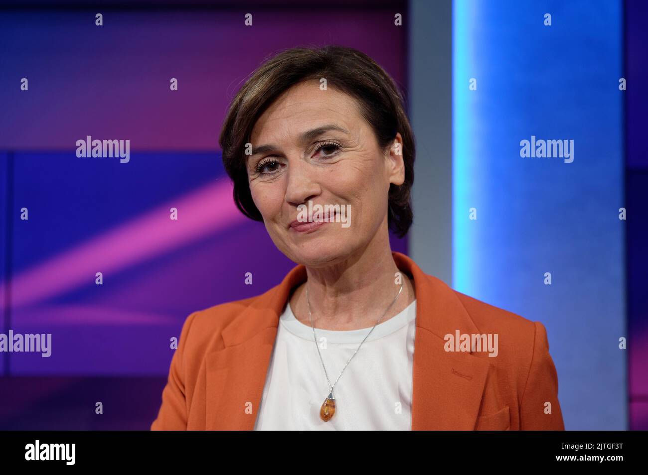 Köln, Deutschland. 30. August 2022. Die Moderatorin Sandra Maischberger steht im Studio der ARD-Talkshow 'Maischberger'. Quelle: Henning Kaiser/dpa/Alamy Live News Stockfoto