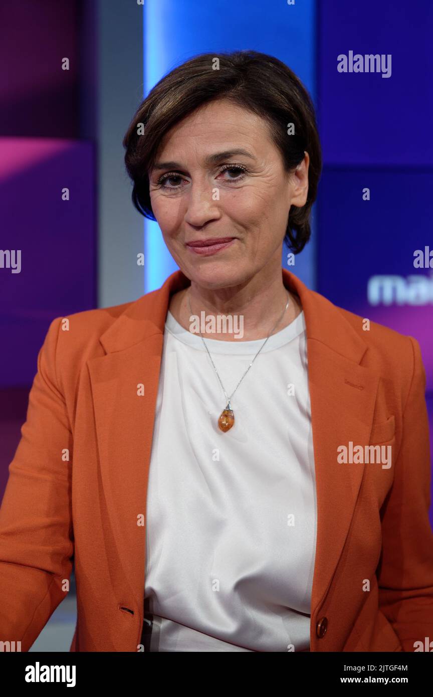 Köln, Deutschland. 30. August 2022. Die Moderatorin Sandra Maischberger steht im Studio der ARD-Talkshow 'Maischberger'. Quelle: Henning Kaiser/dpa/Alamy Live News Stockfoto