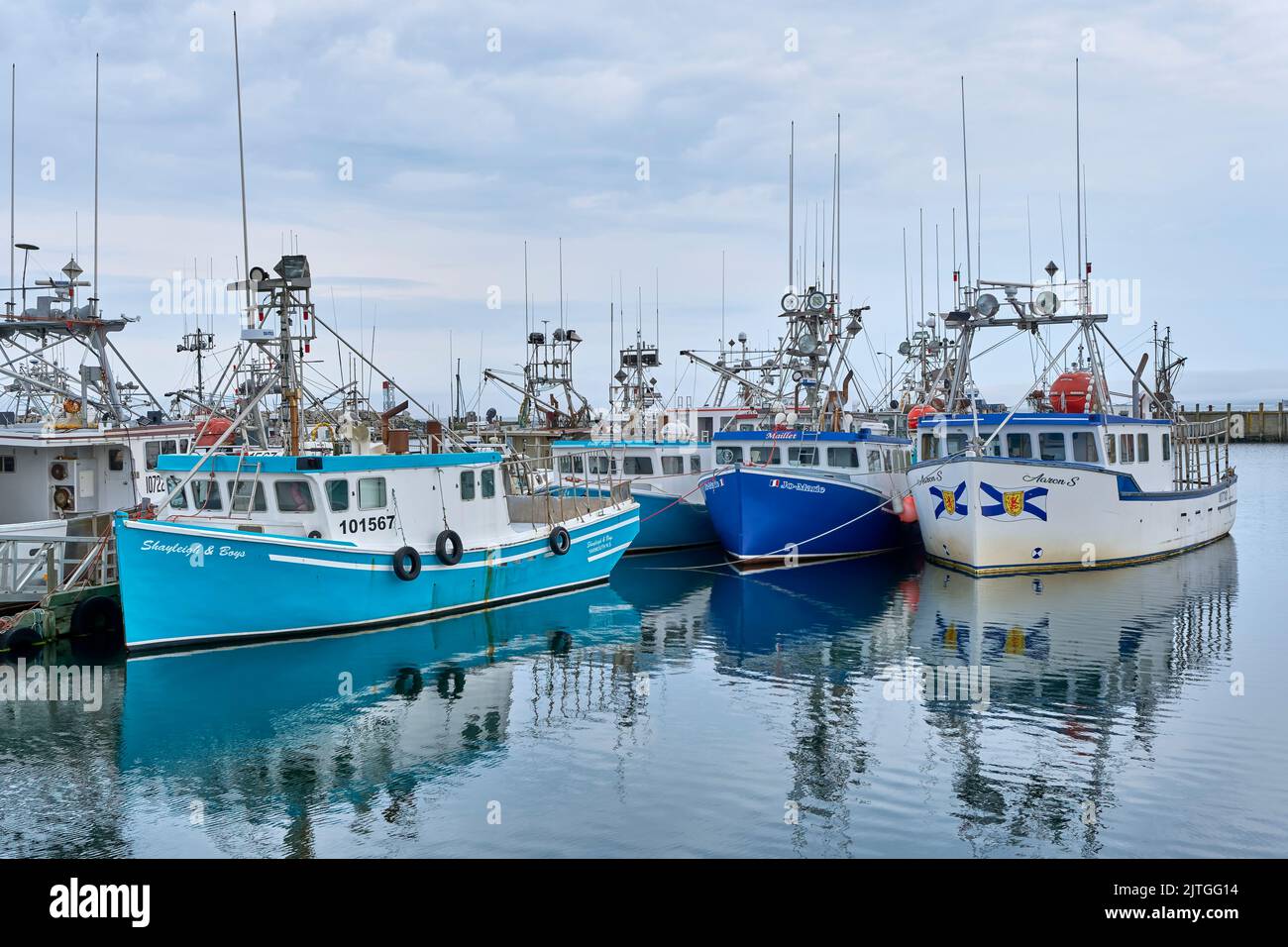 Zahlreiche Boote werden am Kai im Fischerdorf Meteghan Nova Scotia vertäut. Stockfoto