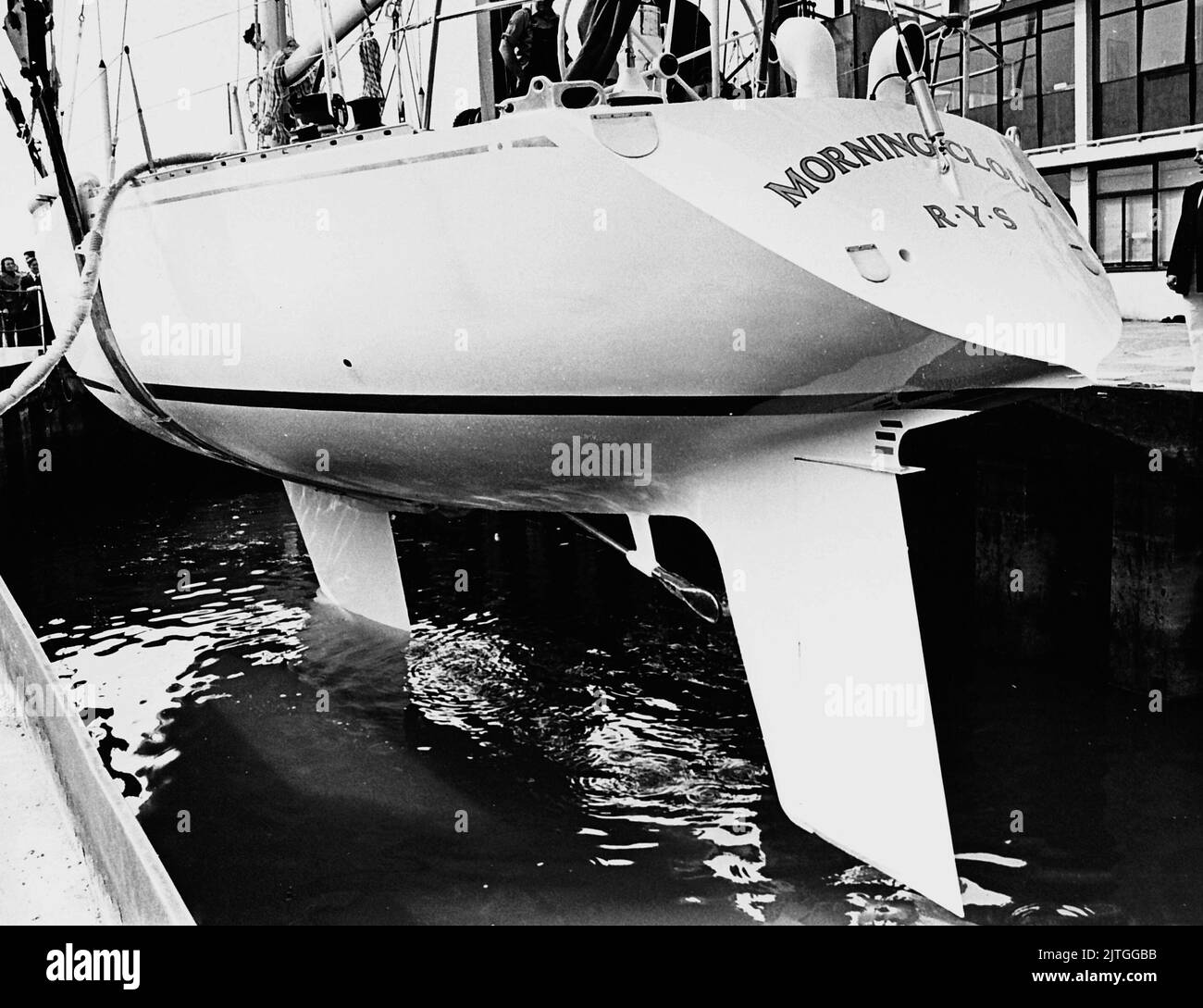 AJAXNETPHOTO. 10TH MAI,1975. GOSPORT, ENGLAND. - FIN UND SKEG - RT.HON. EDWARD HEATH M.P'S. NEW OCEAN RACING YACHT MORNING CLOUD IV, ENTWORFEN VON ROD STEPHENS VON SPARKMAN & STEPHENS, WIRD NACH DER OFFIZIELLEN NAMENSGEBUNG VON FRAU MARY HEATH AUF DEM CAMPER & NICHOLSON YACHT YARD INS WASSER GELASSEN. FOTO: JONATHAN EASTLAND/AJAX REF:340 220105 16 Stockfoto