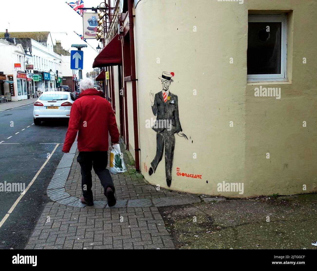 AJAXNETPHOTO. 2019. WORTHING, ENGLAND. - STREET ART - BILD VON EINEM BUNTEN LOKALEN CHARAKTER AN DER WAND DES ÖFFENTLICHEN HAUSES ROSE UND KRONE VON HORACEART GEMALT. DAS ÖFFENTLICHE HAUS VON ROSE AND CROWN WURDE SEITDEM EINER KOMPLETTEN GRAUEN AUSSENLACKIERUNG UNTERZOGEN, DIE DIESES KUNSTWERK AUSLÖSCHT.FOTO:JONATHAN EASTLAND/AJAX REF:GR191603 8982 Stockfoto