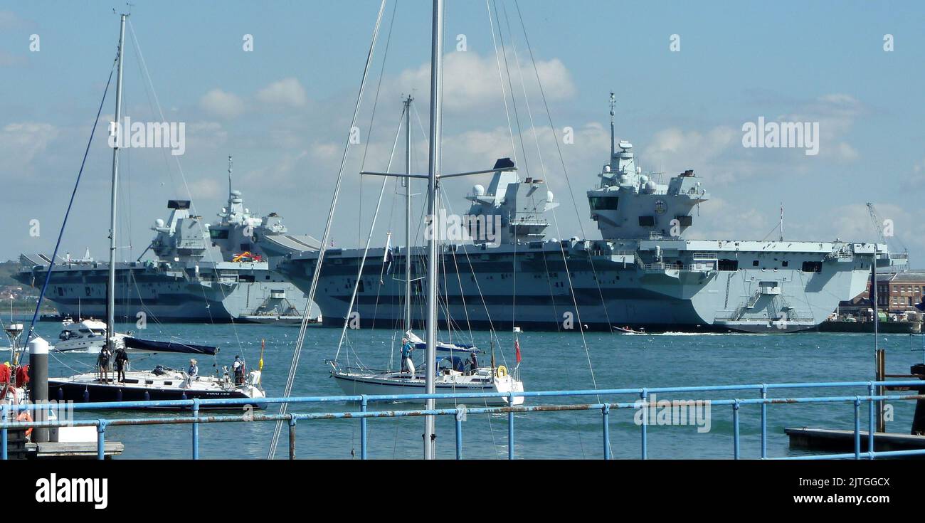 AJAXNETPHOTO. 26TH. AUGUST 2022. PORTSMOUTH, ENGLAND. - TRÄGERPROBLEM - HMS PRINCE OF WALES (RECHTS), HIER VOR DER MARINESTÜTZPUNKT PORTSMOUTH VOR DEM SCHWESTERSCHIFF HMS QUEEN ELIZABETH, ZWEI DER GRÖSSTEN WASHIPS DER ROYAL NAVY (65.000 TONNEN), KURZ VOR DEM SEGELN IN DIE USA, UM AN EINER GEMEINSAMEN ÜBUNG MIT USN TEILZUNEHMEN, WENN ES EIN PROBLEM MIT DER ANTRIEBSWELLE IM MITTLEREN KANAL ERLEBTE. FOTO: N.GRUNDY/AJAX REF:DNG222608 1 Stockfoto