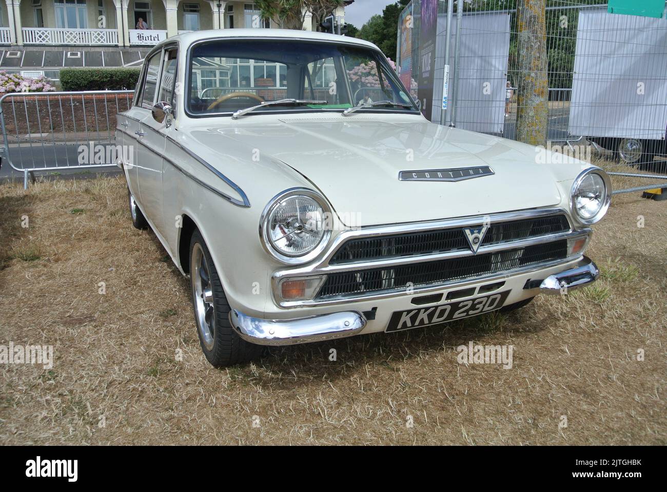 Ein Ford Cortina Super GT aus dem Jahr 1966 wurde auf der Oldtimer-Ausstellung an der englischen Riviera in Paignton, Devon, England, Großbritannien, ausgestellt. Stockfoto