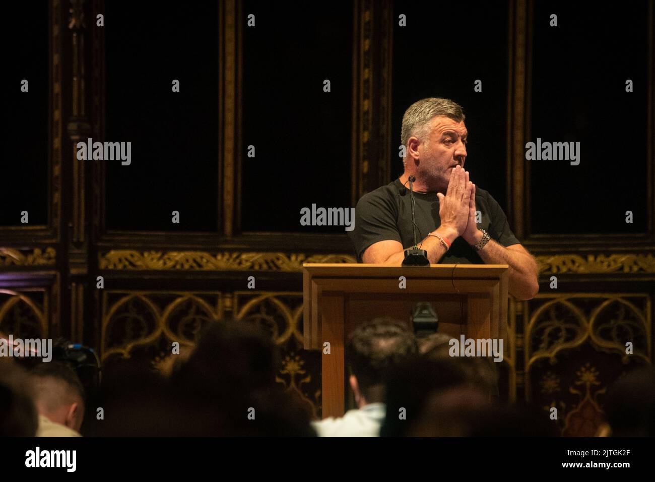 Manchester, Großbritannien. 30. August 2022. Ian Bryne, der für die Lebensmittelbank wirbt, spricht bei der ausverkauften Kampagnenbewegung an die Menge, genug ist genug. Glaubensführer und Gewerkschaften versammeln sich in Einheit, um Unterstützung zu sammeln, um die Lebenshaltungskosten zu bewältigen, indem sie reale Lohnerhöhungen fordern, die Energiekosten senken und die Reichen besteuern. Kredit: Andy Barton/Alamy Live Nachrichten Stockfoto